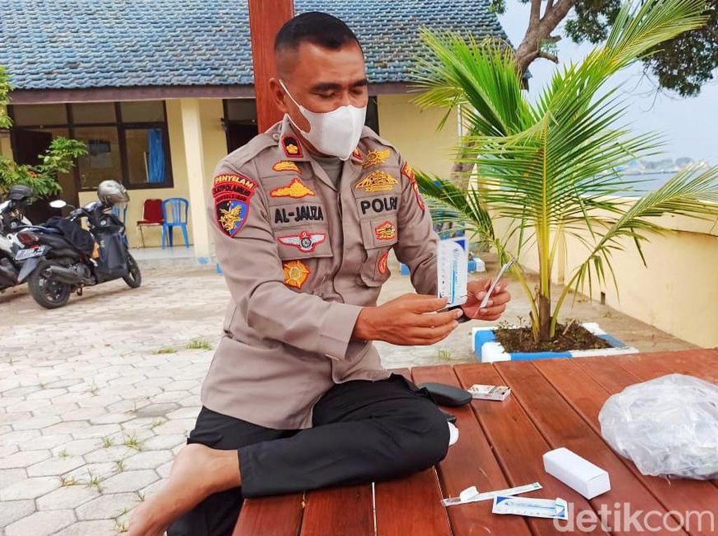 Polisi Amankan Barang Bukti Limbah Medis Tes Antigen Dibuang di Selat Bali