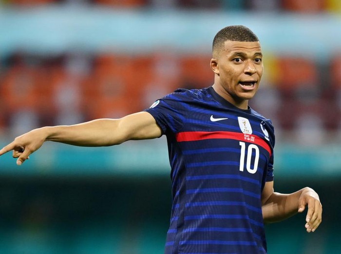 PARIS, FRANCE - NOVEMBER 29: Kylian Mbappé is seen onstage during the Ballon D'Or Ceremony at Theatre du Chatelet attends the Ballon D'Or ceremony at Theatre du Chatelet on November 29, 2021 in Paris, France. (Photo by Aurelien Meunier/Getty Images)