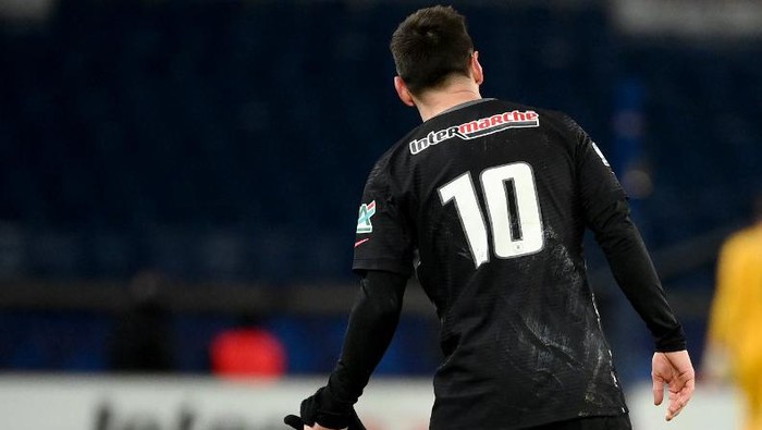 Paris Saint-Germains Argentinian forward Lionel Messi (R) attends Paris Saint-Germains Argentinian midfielder Leandro Paredes (L) during the French Cup football match between Paris Saint-Germain (PSG) and Nice at the Parc des Princes stadium in Paris on January 31, 2022. (Photo by FRANCK FIFE / AFP)