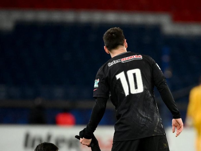 Paris Saint-Germains Argentinian forward Lionel Messi (R) attends Paris Saint-Germains Argentinian midfielder Leandro Paredes (L) during the French Cup football match between Paris Saint-Germain (PSG) and Nice at the Parc des Princes stadium in Paris on January 31, 2022. (Photo by FRANCK FIFE / AFP)