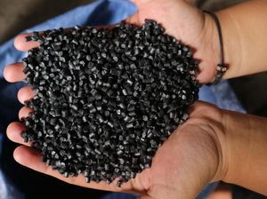 Melihat Pengolahan Sampah Menjadi Biji Plastik