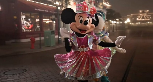 Minnie Mouse dengan gaun pink menyala untuk perayan di siang hari/pinterest.com Saat parade perayaan Disneyland yang ke - 30, Minnie Mouse akan mengankan gaun pink menayala yang futuristik.