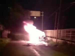 Mobil Wisatawan Terbakar di Depan Petirtaan Jolotundo Mojokerto