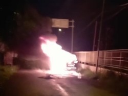 Mobil Wisatawan Terbakar di Depan Petirtaan Jolotundo Mojokerto