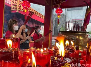 Momen Warga Tionghoa Berdoa Agar Covid-19 Hilang