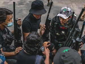 Demonstran Antikudeta Myanmar Kini Pilih Jalan Kekerasan, Mengapa? Demonstran Antikudeta Myanmar Kini Pilih Jalan Kekerasan, Mengapa?