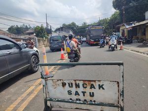 Lalin di Simpang Gadog Macet, Kendaraan Hendak ke Puncak Menumpuk Lalin di Simpang Gadog Macet, Kendaraan Hendak ke Puncak Menumpuk