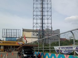 Papan Reklame yang Bikin Waswas Pengendara di Depok Akhirnya Diperbaiki