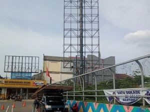 Papan Reklame yang Bikin Waswas Pengendara di Depok Akhirnya Diperbaiki Papan Reklame yang Bikin Waswas Pengendara di Depok Akhirnya Diperbaiki