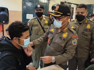 Luhut ke Aparat: Utamakan Penerapan Prokes Dibanding Membubarkan