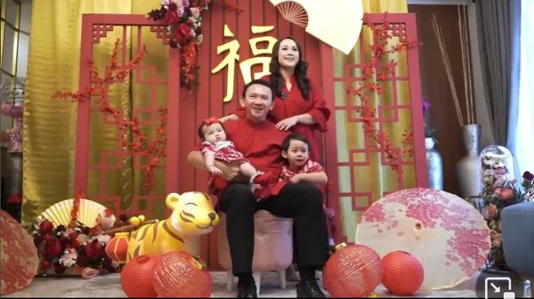 8 Momen Manis Keluarga Ahok dan Puput Pemotretan Imlek 2022