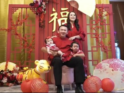 8 Momen Manis Keluarga Ahok dan Puput Pemotretan Imlek 2022