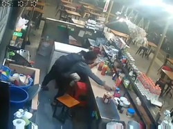 Pencurian Handphone di Kafe Terekam Kamera CCTV di Lamongan