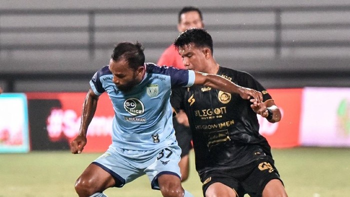 Persela vs Arema digelar tepat pada Hari Raya Imlek, Selasa (1/2/2022) malam WIB. Pertandingan berlangsung di Stadion Kapten I Wayan Dipta, Gianyar, Bali.