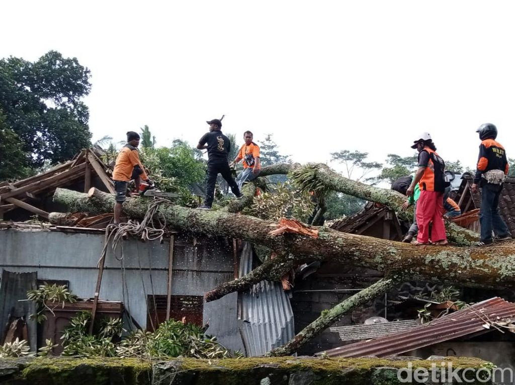 Dampak Puting Beliung di Klaten, Rumah-Kendaraan Rusak, 2 Orang Luka
