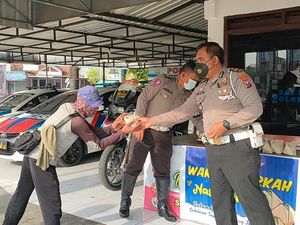 Polisi Ngawi Bagikan Nasi Bungkus Bagi Warga yang Urus SIM