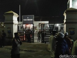 Saat Warga Geruduk Polres Pamekasan Tuntut Tokoh Agama Cabuli 2 Anak Dibebaskan