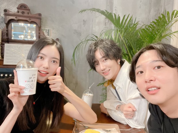 Potret Yesung memperkenalkan Nayoung pada adik kandungnya/ Foto: instagram.com/gotafam_official Potret Yesung memperkenalkan Nayoung pada adik kandungnya
