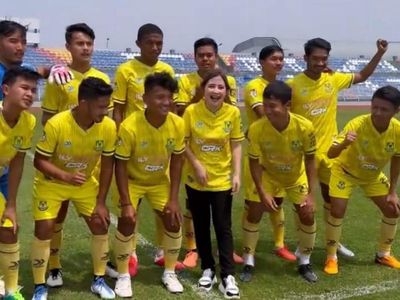 Cantiknya Prilly Latuconsina Pakai Jersey Persikota Tangerang