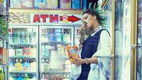 Pose Keren Rihanna Saat Belanja di Supermarket dan Makan Es Krim
