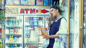 Pose Keren Rihanna Saat Belanja di Supermarket dan Makan Es Krim