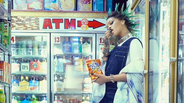 Pose Keren Rihanna Saat Belanja di Supermarket dan Makan Es Krim