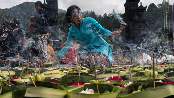 Seribu Sesaji dan Dupa di Candi Gedongsongo