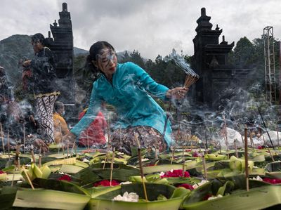 Seribu Sesaji dan Dupa di Candi Gedongsongo