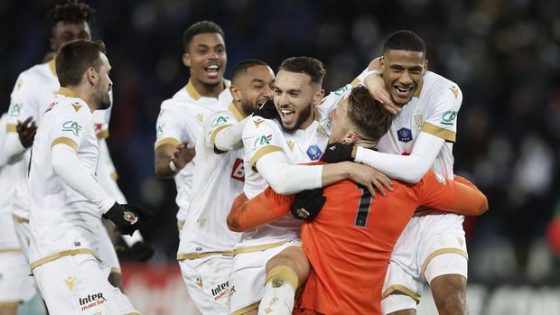 Soccer Football - French Cup - Round of 16 - Paris St Germain v OGC Nice - Parc des Princes, Paris, France - January 31, 2022 OGC Nice's Jean-Clair Todibo, Marcin Bulka and teammates celebrate winning the match after a penalty shootout REUTERS/Benoit Tessier