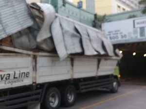 Sopir Tak Tahu Jalan, Truk Boks Tabrak Dinding Atas Underpass Tanah Abang