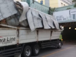 Sopir Tak Tahu Jalan, Truk Boks Tabrak Dinding Atas Underpass Tanah Abang