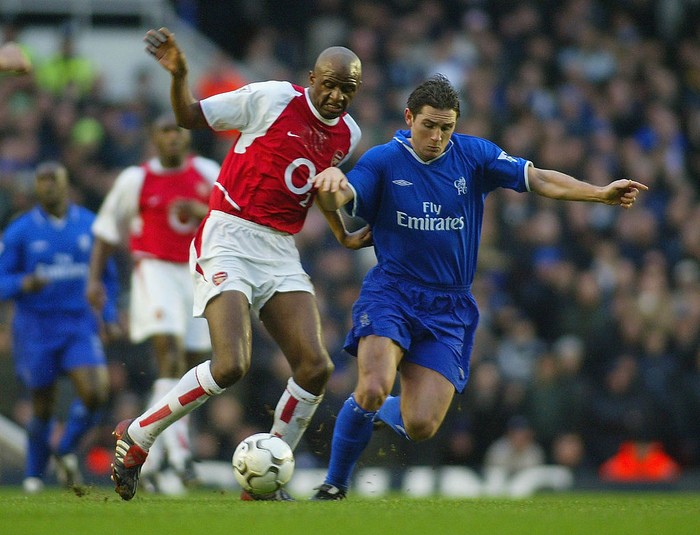 LONDON - JANUARY 1:  Patrick Vieira of Arsenal battles with Frank Lampard of Chelsea during the FA Barclaycard Premiership match between Arsenal and Chelsea at Highbury in London on January 1, 2003. (Photo By Mike Hewitt/Getty Images)