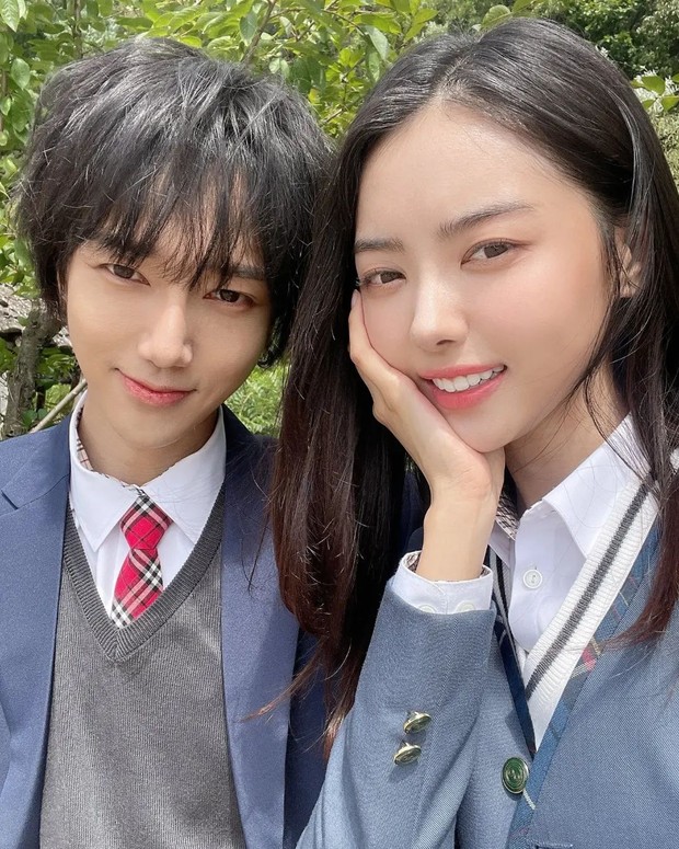 Yesung dan Na Young dalam kencan seragam sekolah/ Foto: twitter.com/shfly3424 Yesung dan Na Young dalam kencan seragam sekolah