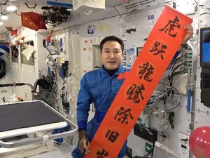Astronaut China Rayakan Imlek dari Luar Angkasa Astronaut China Rayakan Imlek dari Luar Angkasa