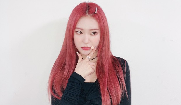 Zoa weeekly/twitter.com/_Weeekly Zoa weeekly merupakan maknae di grupnya dan memiliki visual yang memukau serta proporsi tubuh yang sempurna