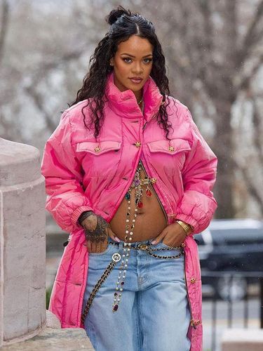 7 Potret Rihanna Pamer Baby Bump