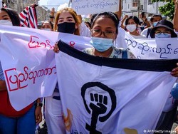 Kiprah Perempuan Myanmar di Barisan Depan Perang Melawan Junta