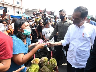 Jokowi Bagikan Bantuan Modal di Pasar Porsea