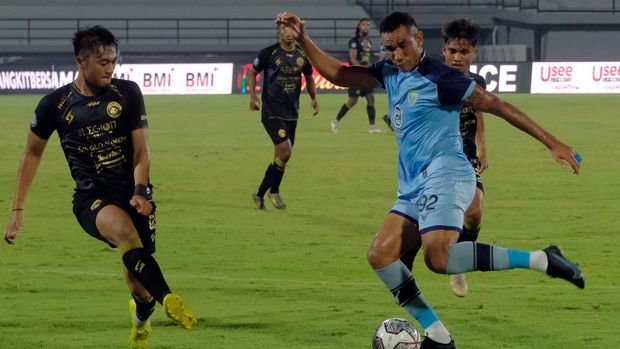 Pesepak bola Persela Lamongan Wilkson (kanan) berusaha melewati hadangan pesepak bola Arema FC Rizky Dwi (kiri) pada pertandingan Liga 1 di Stadion Kapten I Wayan Dipta, Gianyar, Bali, Selasa (1/2/2022). Arema FC menang atas Persela Lamongan 1-0. ANTARA FOTO/Nyoman Hendra Wibowo/nym.