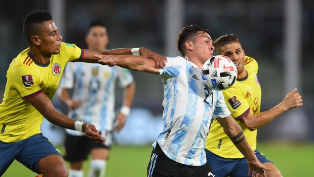 CORDOBA, ARGENTINA - FEBRUARY 01: William Tesillo of Colombia competes for the ball with Paulo Dybala of Argentina during a match between Argentina and Colombia as part of FIFA World Cup Qatar 2022 Qualifiers at Mario Alberto Kempes Stadium on February 01, 2022 in Cordoba, Argentina. (Photo by Marcelo Endelli/Getty Images)