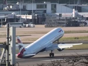 Momen Tegang Pesawat di Inggris Kesulitan Mendarat Gegara Angin Kencang Momen Tegang Pesawat di Inggris Kesulitan Mendarat Gegara Angin Kencang