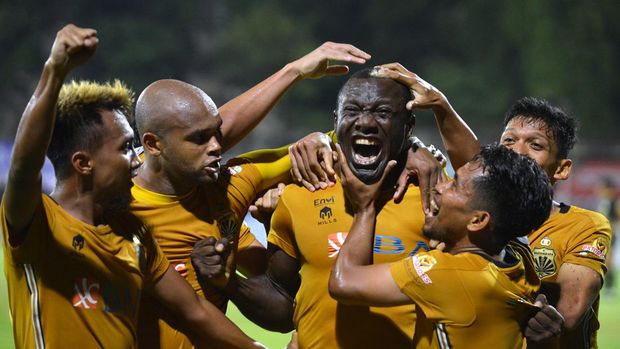 Pesepak bola Bhayangkara FC Herman Dzumafo Epandi (tengah) berselebrasi bersama rekannya usai mencetak gol ke gawang Barito Putera saat pertandingan Liga 1 di Stadion I Gusti Ngurah Rai, Denpasar, Bali, Selasa (1/2/2022). Bhayangkara FC berhasil mengalahkan Barito Putera dengan skor 2-1. ANTARA FOTO/Fikri Yusuf/nym.