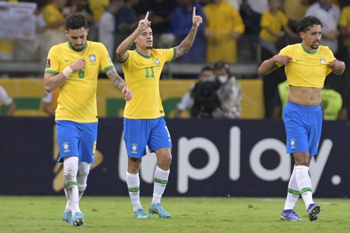 Brazils Philippe Coutinho (C) celebrates with teammates after scoring against Paraguay during the South American qualification football match for the FIFA World Cup Qatar 2022 at the Mineirao stadium in Belo Horizonte, Brazil, on February 1, 2022. (Photo by DOUGLAS MAGNO / AFP)