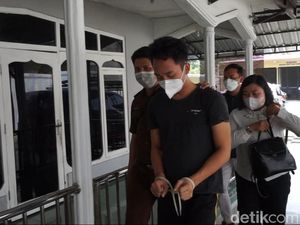 Penampakan Bripda Randy Saat Diserahkan ke Kejari Mojokerto