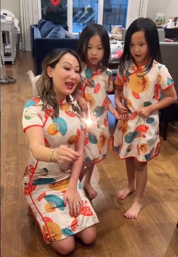 cheongsam putih/Foto : instagram.com/Tiffany Moon Tiffany Moon mengenakan cheongsam, kembaran dengan dua putrinya Cloe dan Madison