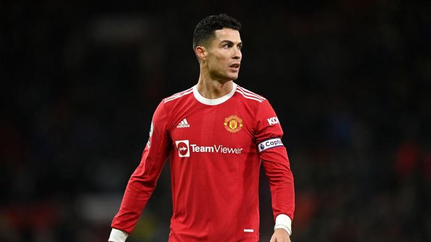 MANCHESTER, ENGLAND - JANUARY 03: Cristiano Ronaldo of Manchester United reacts wearing the captains armband during the Premier League match between Manchester United and Wolverhampton Wanderers at Old Trafford on January 03, 2022 in Manchester, England. (Photo by Gareth Copley/Getty Images)