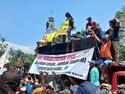 Petani Tambak Lamongan Turun Jalan, Protes Pupuk Subsidi Dihapus