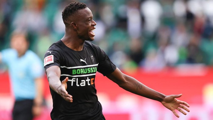 WOLFSBURG, GERMANY - OCTOBER 02: Denis Zakaria of Gladbach celebrates scoring his teas first goal during the Bundesliga match between VfL Wolfsburg and Borussia Mönchengladbach at Volkswagen Arena on October 02, 2021 in Wolfsburg, Germany. (Photo by Martin Rose/Getty Images)