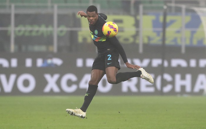 Denzel Dumfries MILAN, ITALY - DECEMBER 22: Denzel Dumfries of FC Internazionale FC in action during the Serie A match between FC Internazionale and Torino FC at Stadio Giuseppe Meazza on December 22, 2021 in Milan, Italy. (Photo by Marco Luzzani/Getty Images)