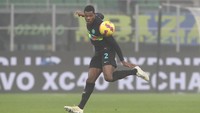 Denzel Dumfries yang merupakan bek sayap Inter Milan turut diminati Chelsea. Namun Tottenham Hotspur, dikabarkan juga meminatinya! (Getty Images)